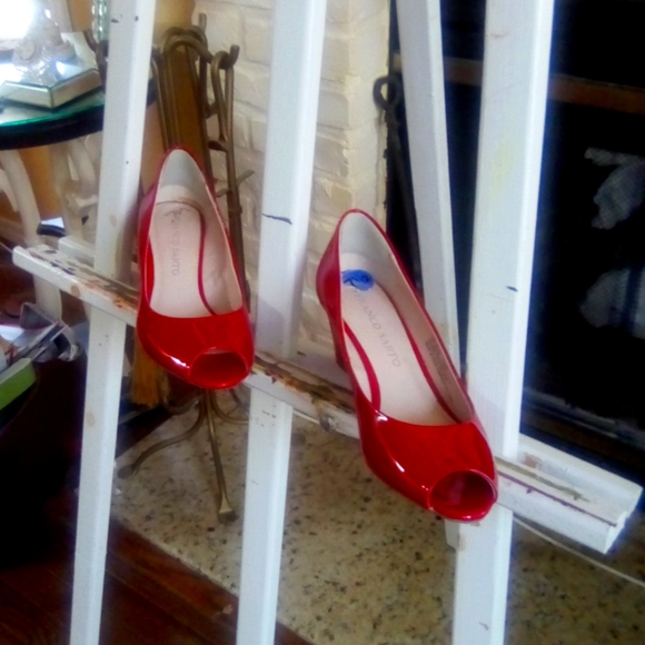 Red patent leather shoes, wedge style, 1 1/2 inch heels - Picture 3 of 3